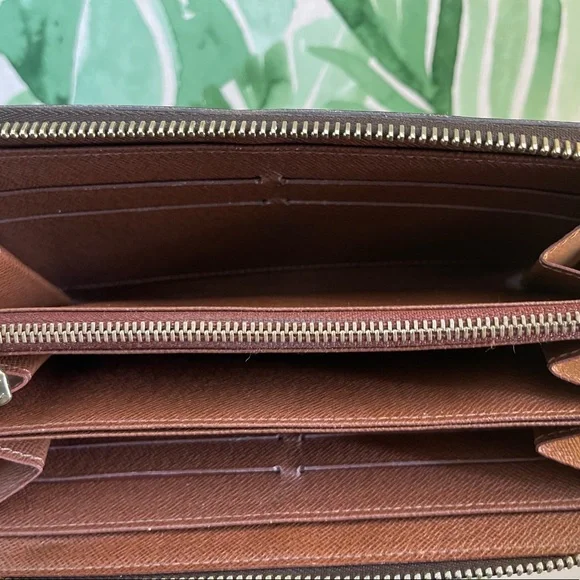 S O L D LV Zippy Wallet - Picture 7 of 9